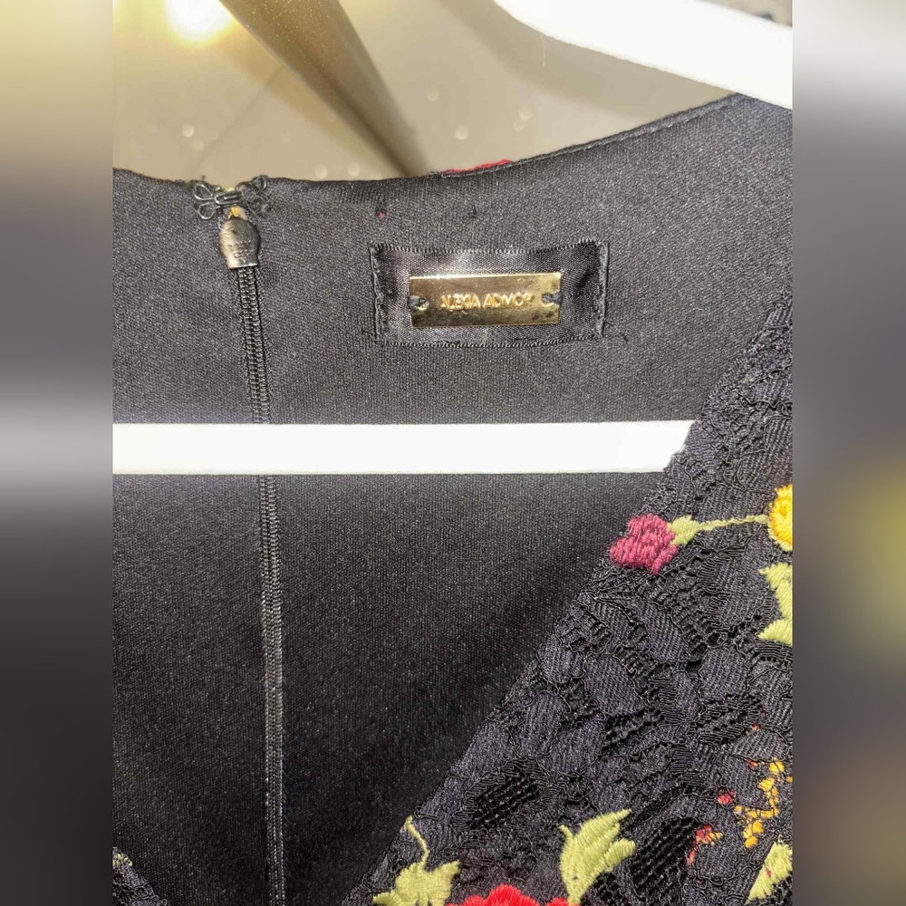 Alexia Admor Size Small Black & Red Floral Embroidered Goth Bell Sleeve Preowned - Picture 10 of 13